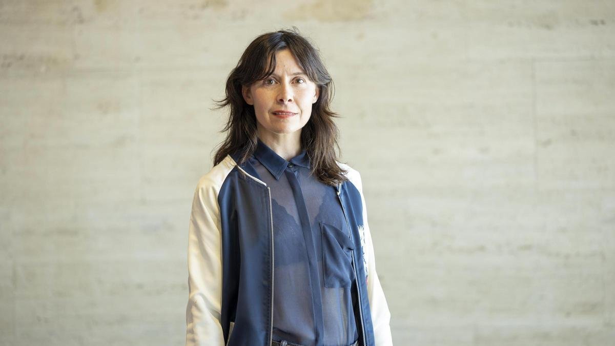 La investigadora cultural Alexandra Laudo, de pie ante una pared de hormigón