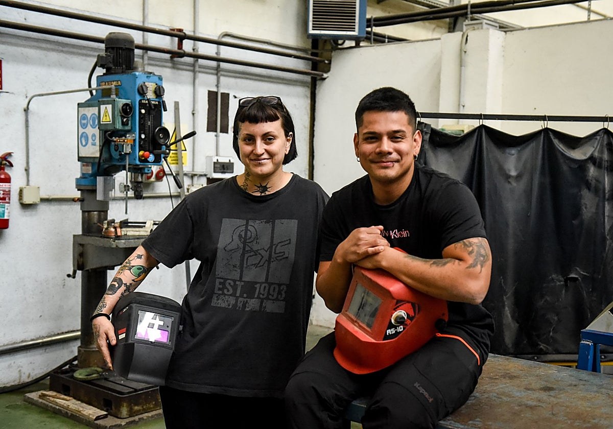 Candela Pérez y Fran Gualico en el taller de soldadura del Centro Integrado de FP Construcción en Sestao