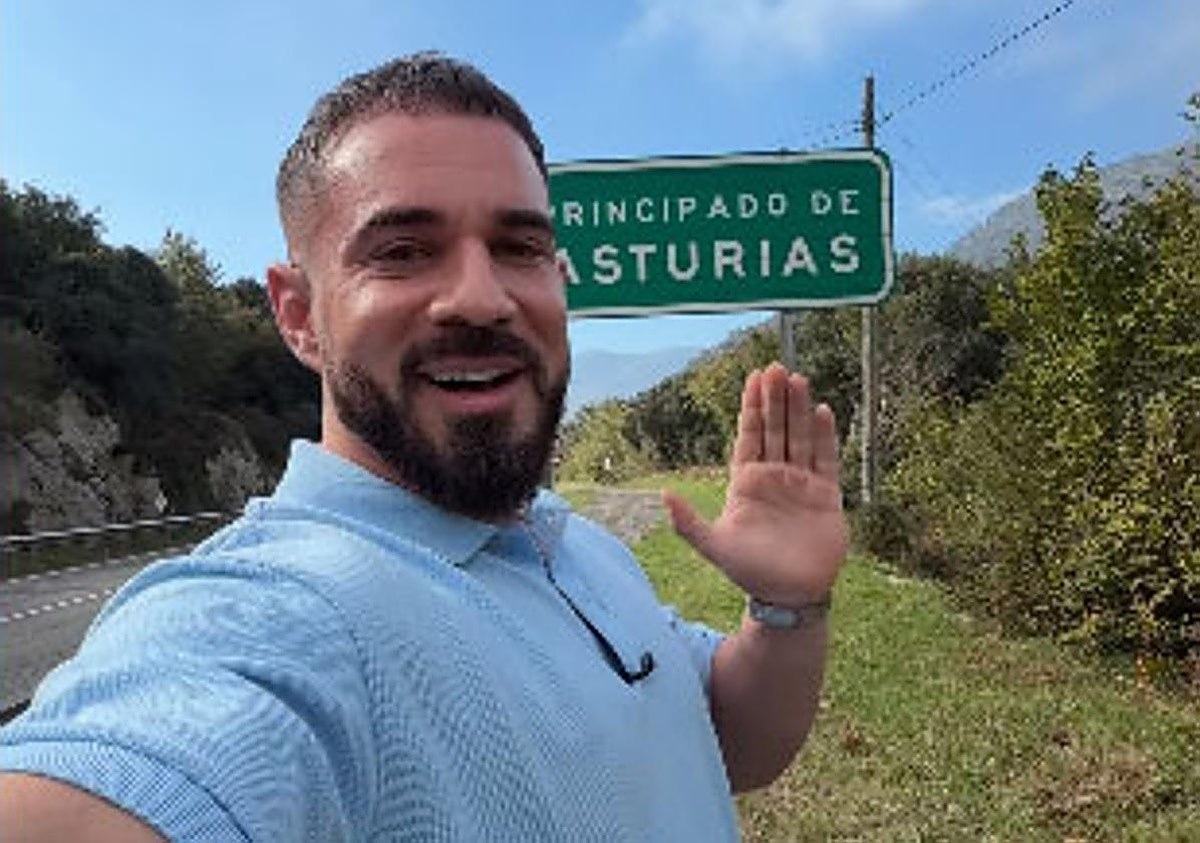 Pablo Cabezali, Cenandoconpablo, junto al cartel del Principado de Asturias