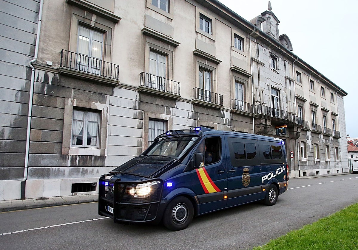Un vehículo de la Policía Nacional ante la Jefatura Superior de Policía de Asturias, en Oviedo