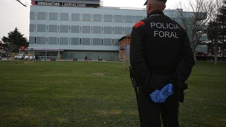 Agente de la Policía Foral frente al edificio de Urgencias del Hospital Universitario de Navarra